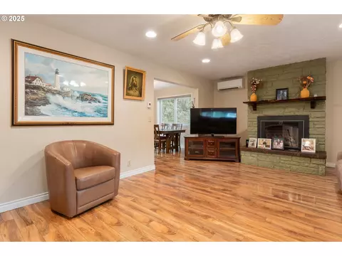 Living - 2746 Harlow Rd, Eugene, OR 97401 photo 3 of 4
