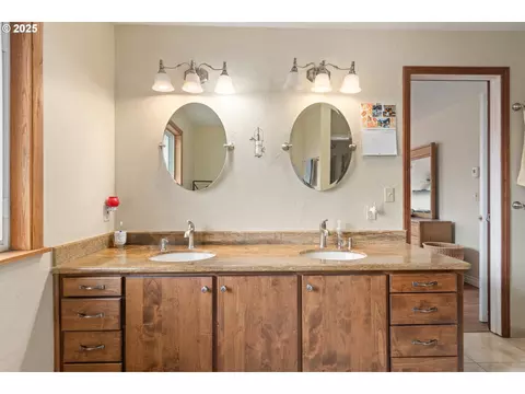 Bath - 2746 Harlow Rd, Eugene, OR 97401 photo 3 of 4