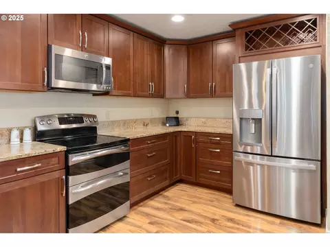 Kitchen - 2746 Harlow Rd, Eugene, OR 97401 photo 2 of 4