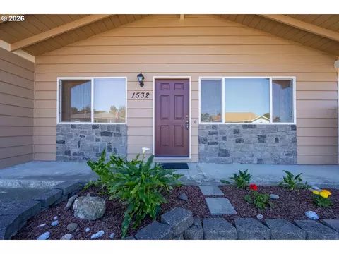 1532 Johnson St, North Bend, OR 97459