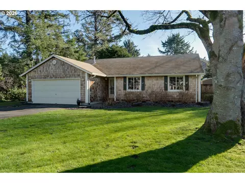 641 6th St, Gearhart, OR 97138