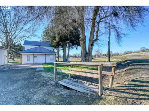 Exterior - 1330 SE College St, Echo, OR 97826 photo 3 of 9