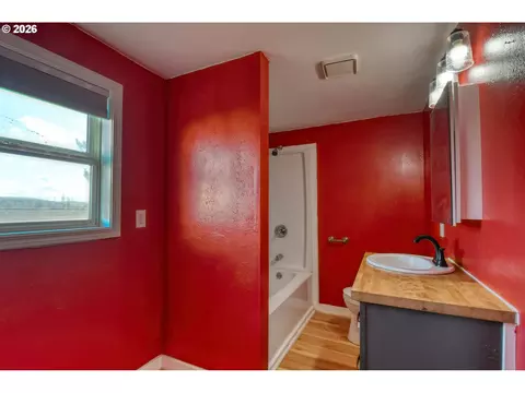 Bath - 1330 SE College St, Echo, OR 97826 photo 1 of 4