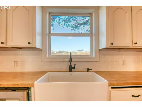 Kitchen - 1330 SE College St, Echo, OR 97826 photo 4 of 4