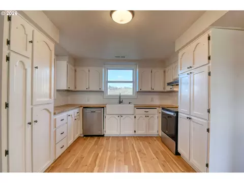 Kitchen - 1330 SE College St, Echo, OR 97826 photo 2 of 4