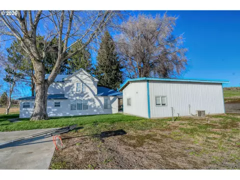 Exterior - 1330 SE College St, Echo, OR 97826 photo 6 of 9