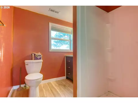 Bath - 1330 SE College St, Echo, OR 97826 photo 3 of 4