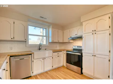 Kitchen - 1330 SE College St, Echo, OR 97826 photo 3 of 4