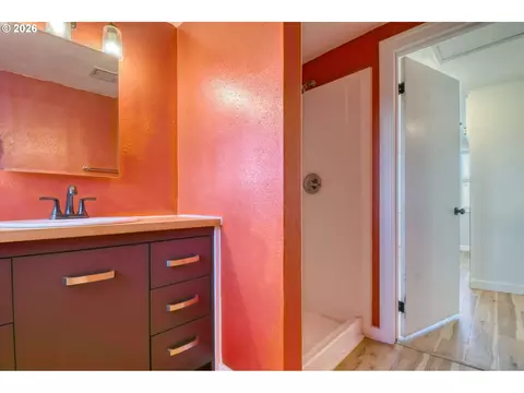 Bath - 1330 SE College St, Echo, OR 97826 photo 4 of 4