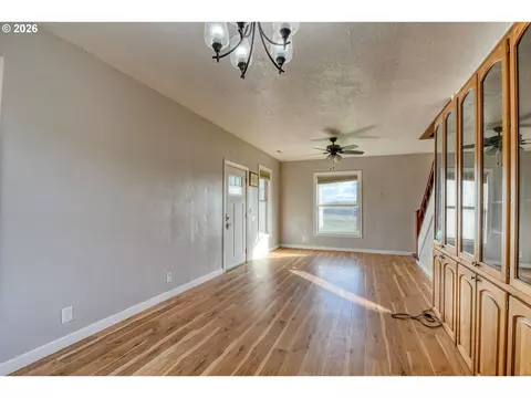Living - 1330 SE College St, Echo, OR 97826 photo 4 of 6