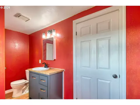 Bath - 1330 SE College St, Echo, OR 97826 photo 2 of 4