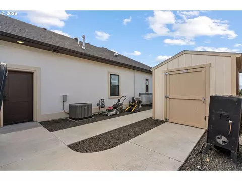Exterior - 2106 SW Tahoe Ave, Pendleton, OR 97801 photo 3 of 11