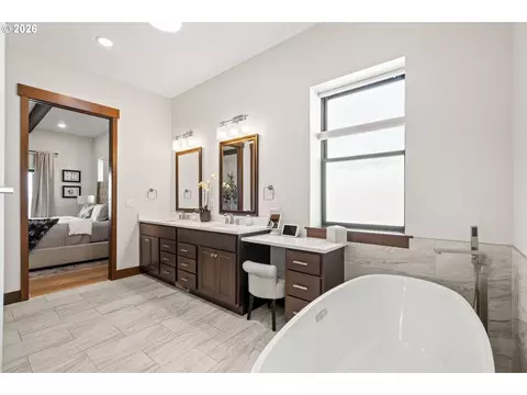 Bath - 2106 SW Tahoe Ave, Pendleton, OR 97801 photo 3 of 5