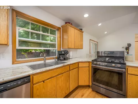 2015 Chase Loop SW, Albany, OR 97321 photo 10