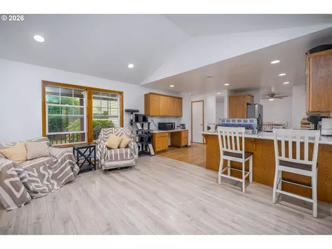 2015 Chase Loop SW, Albany, OR 97321 photo 12