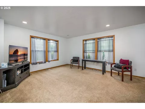 2015 Chase Loop SW, Albany, OR 97321 photo 5