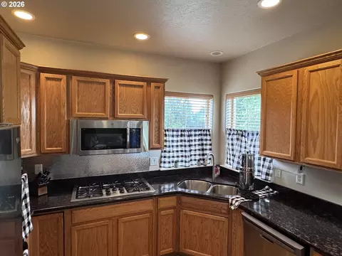 Kitchen - 77330 Joyce Way, Echo, OR 97826 photo 2 of 3