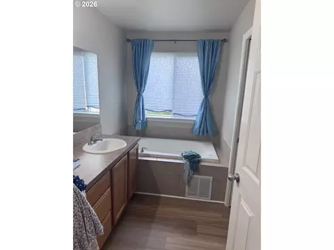 Bath - 77330 Joyce Way, Echo, OR 97826 photo 2 of 5