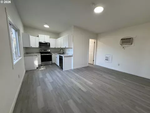 Living - 316 SW 22nd St, Pendleton, OR 97801 photo 1 of 2
