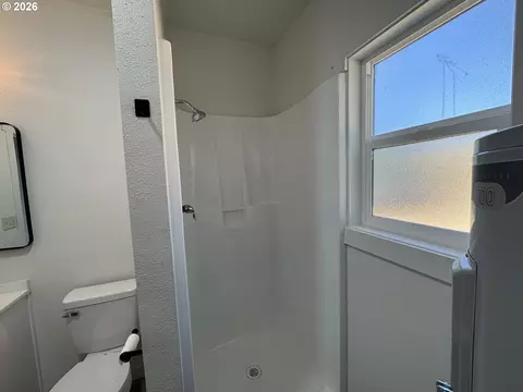 Bath - 316 SW 22nd St, Pendleton, OR 97801 photo 2 of 4