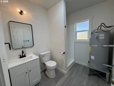Bath - 316 SW 22nd St, Pendleton, OR 97801 photo 1 of 4