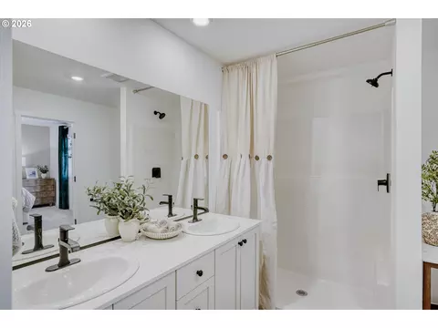 Bath - 5721 Basalt Ct, Springfield, OR 97478 photo 6 of 6