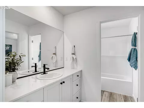 Bath - 5721 Basalt Ct, Springfield, OR 97478 photo 4 of 6