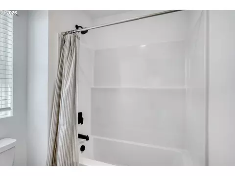 Bath - 5721 Basalt Ct, Springfield, OR 97478 photo 5 of 6