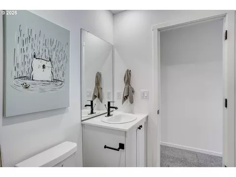 Bath - 5721 Basalt Ct, Springfield, OR 97478 photo 3 of 6