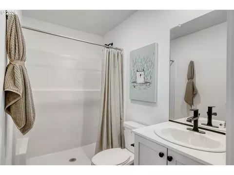 Bath - 5721 Basalt Ct, Springfield, OR 97478 photo 2 of 6