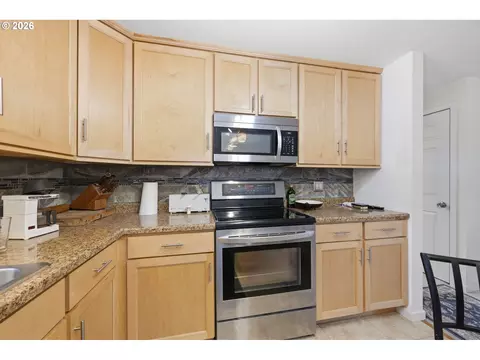 Kitchen - 4533 Liberty St, Eugene, OR 97402 photo 2 of 4