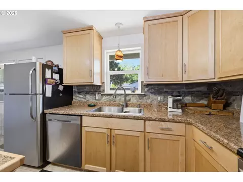 Kitchen - 4533 Liberty St, Eugene, OR 97402 photo 3 of 4