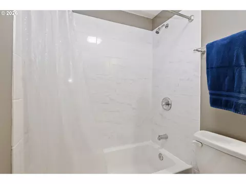 Bath - 4533 Liberty St, Eugene, OR 97402 photo 4 of 4
