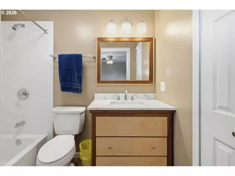 Bath - 4533 Liberty St, Eugene, OR 97402 photo 3 of 4