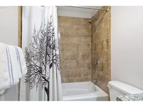 Bath - 4533 Liberty St, Eugene, OR 97402 photo 2 of 4