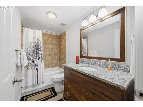 Bath - 4533 Liberty St, Eugene, OR 97402 photo 1 of 4