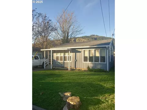 219 NE Howland St, Myrtle Creek, OR 97457