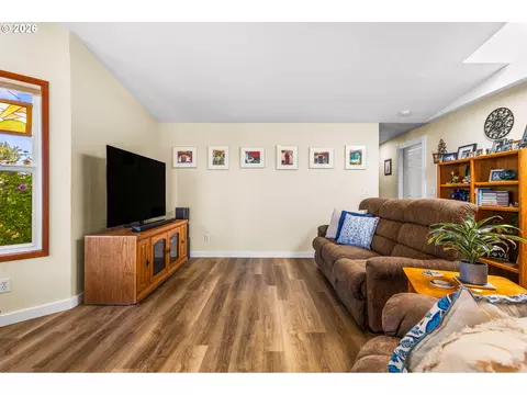 Living - 499 NE Cherry St, Sublimity, OR 97385 photo 5 of 7
