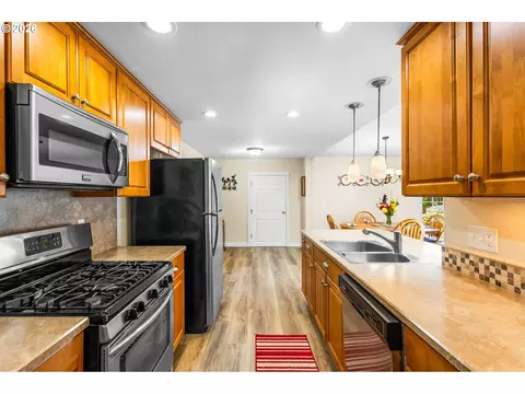 Kitchen - 499 NE Cherry St, Sublimity, OR 97385 photo 3 of 4