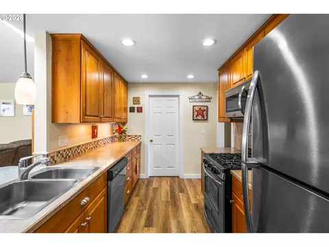Kitchen - 499 NE Cherry St, Sublimity, OR 97385 photo 2 of 4
