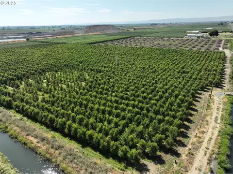 281 Lateral C Rd, Wapato, WA 98951