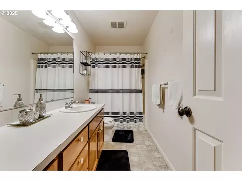 Bath - 3428 River Pointe Dr, Eugene, OR 97408 photo 2 of 2
