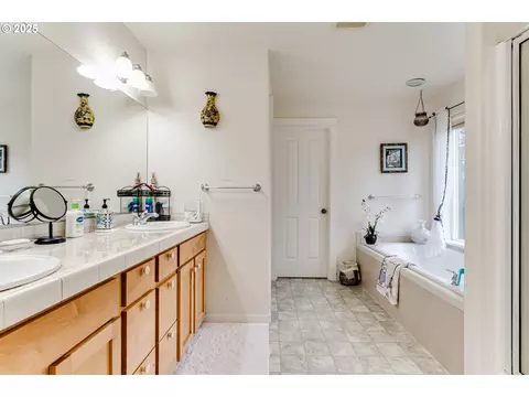 Bath - 3428 River Pointe Dr, Eugene, OR 97408 photo 1 of 2