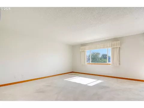 Living - 1900 NW Carden Ave #22, Pendleton, OR 97801 photo 1 of 4