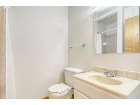Bath - 1900 NW Carden Ave #22, Pendleton, OR 97801 photo 2 of 2