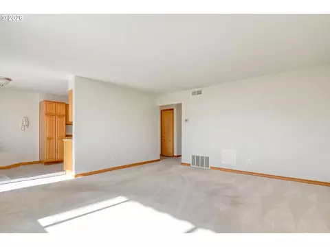 Living - 1900 NW Carden Ave #22, Pendleton, OR 97801 photo 4 of 4
