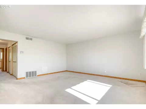 Living - 1900 NW Carden Ave #22, Pendleton, OR 97801 photo 2 of 4