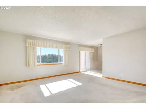 Living - 1900 NW Carden Ave #22, Pendleton, OR 97801 photo 3 of 4