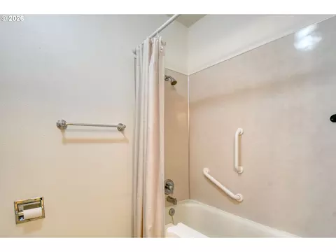 Bath - 1900 NW Carden Ave #22, Pendleton, OR 97801 photo 1 of 2