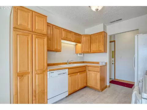 Kitchen - 1900 NW Carden Ave #22, Pendleton, OR 97801 photo 2 of 2